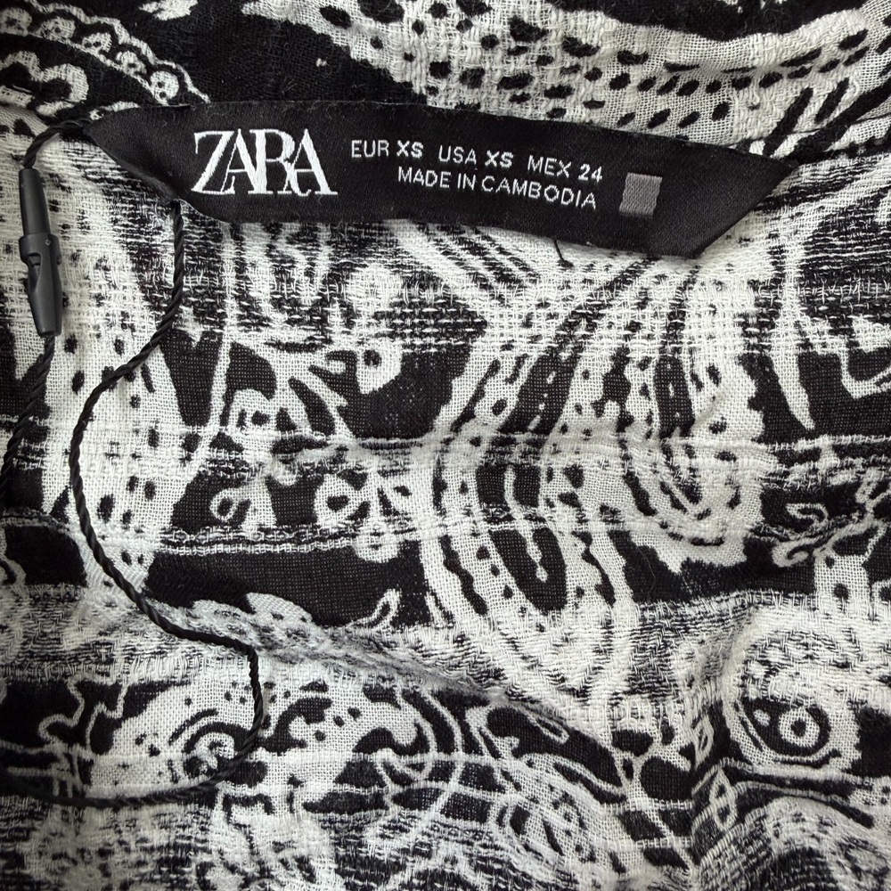 Zara PRINTED CUT OUT RUSTIC DRESS
BLACK / WHITE - Picture 2 of 3